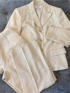 Le Suit Cream Two-Piece Women's Blazer and Pants Set